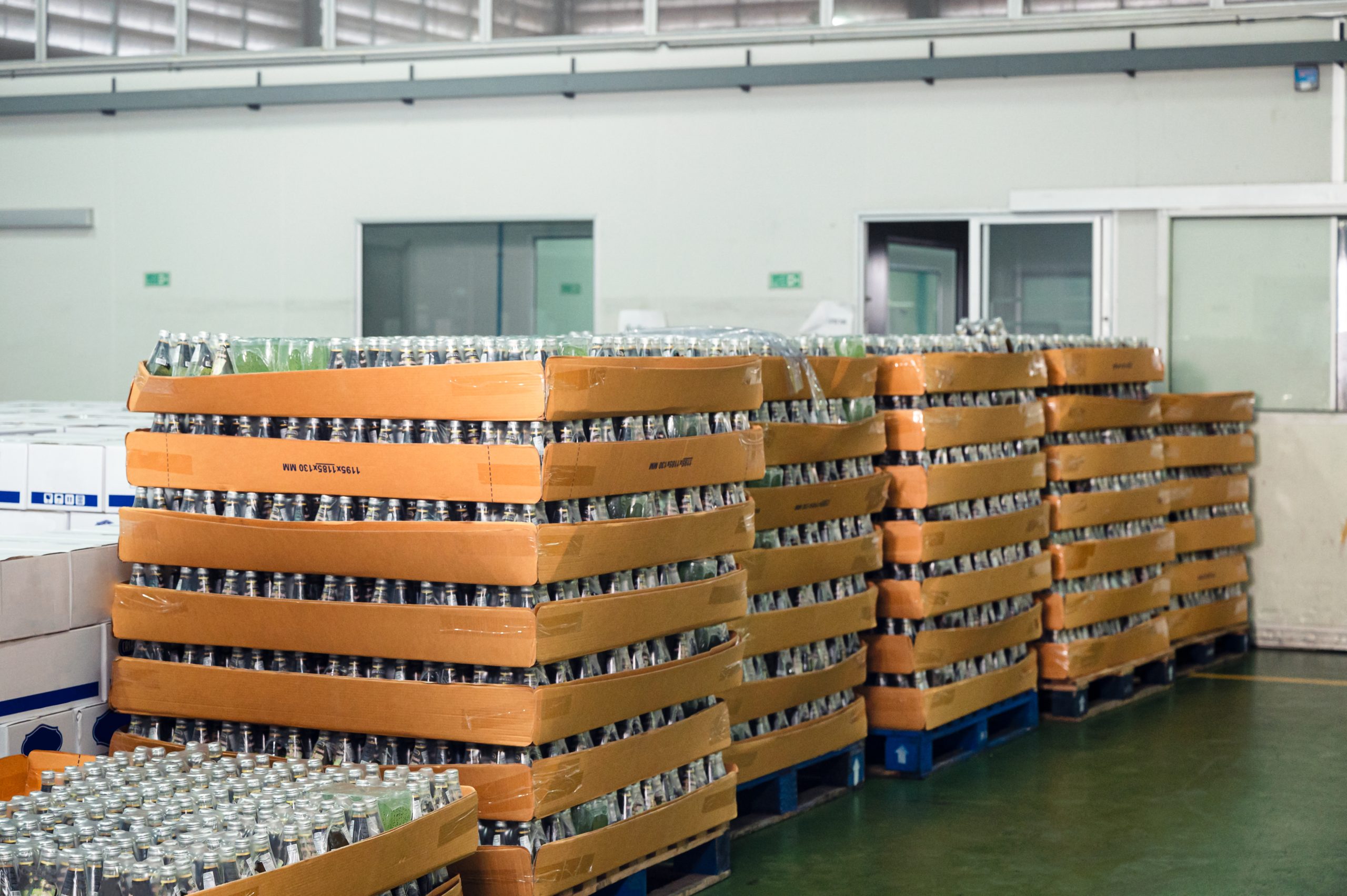 Optimizing Material Usage in Beverage Manufacturing: Essential Metrics for Packaging Excellence